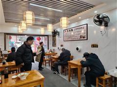 青山小区农贸市场旁75平青羊肉粉店，2.8万低价急转